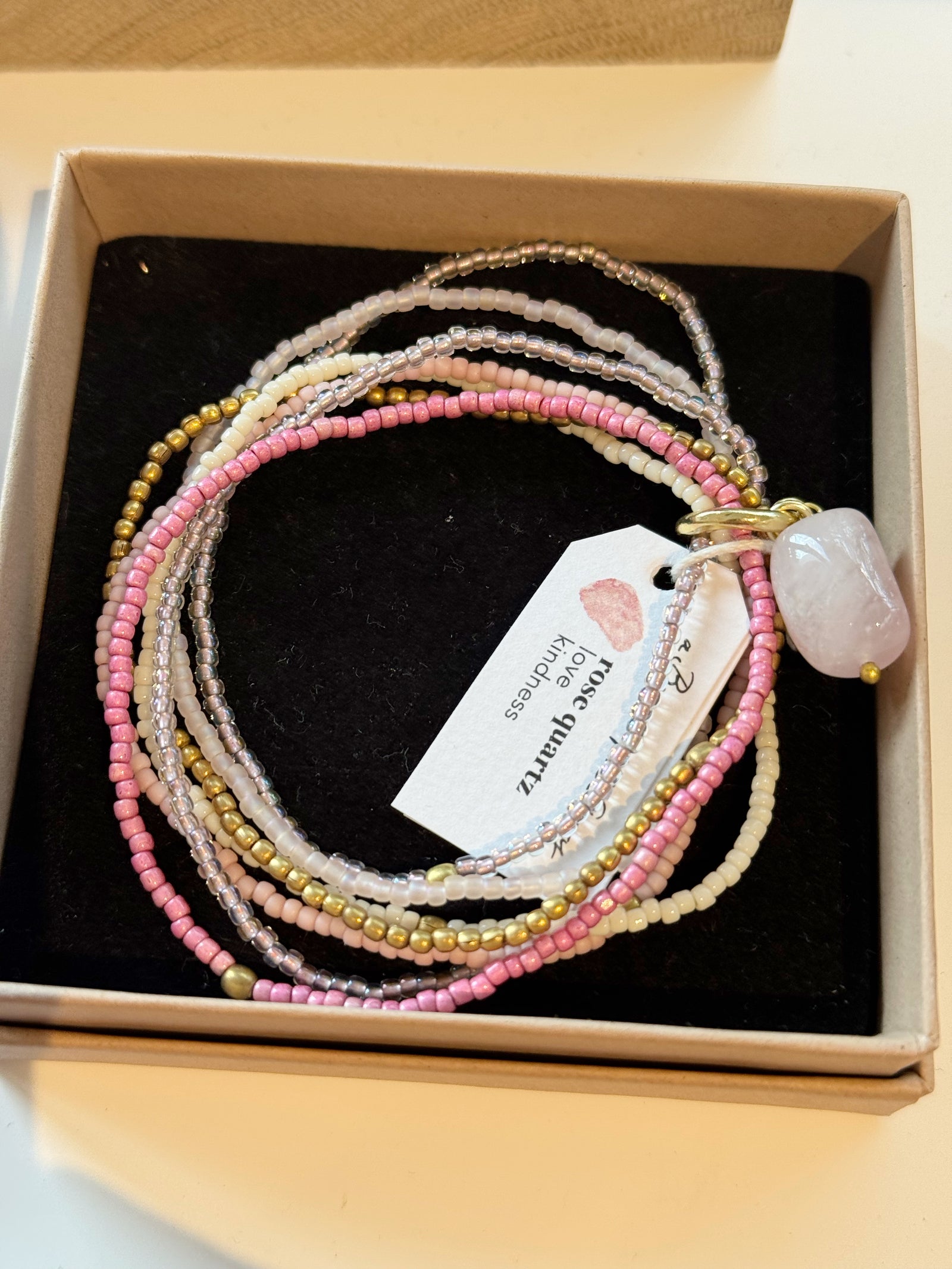 rosa-graues Perlenarmband mit großem Rosenquarz Anhänger 