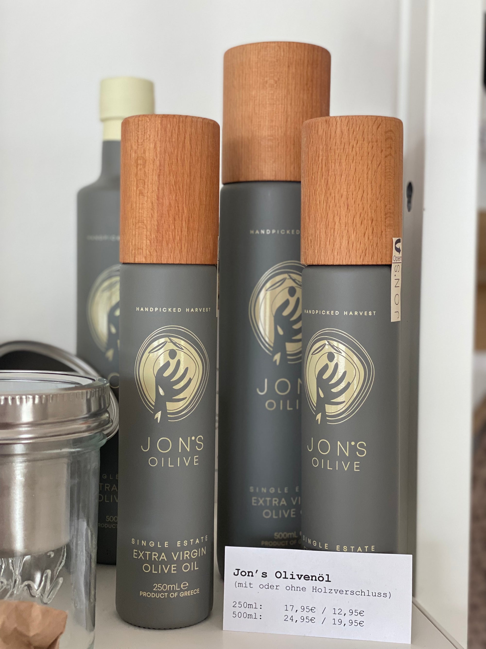 Kaltgepresstes, griechisches Olivenök in stylischer Flasche mit Holzverschluss. 