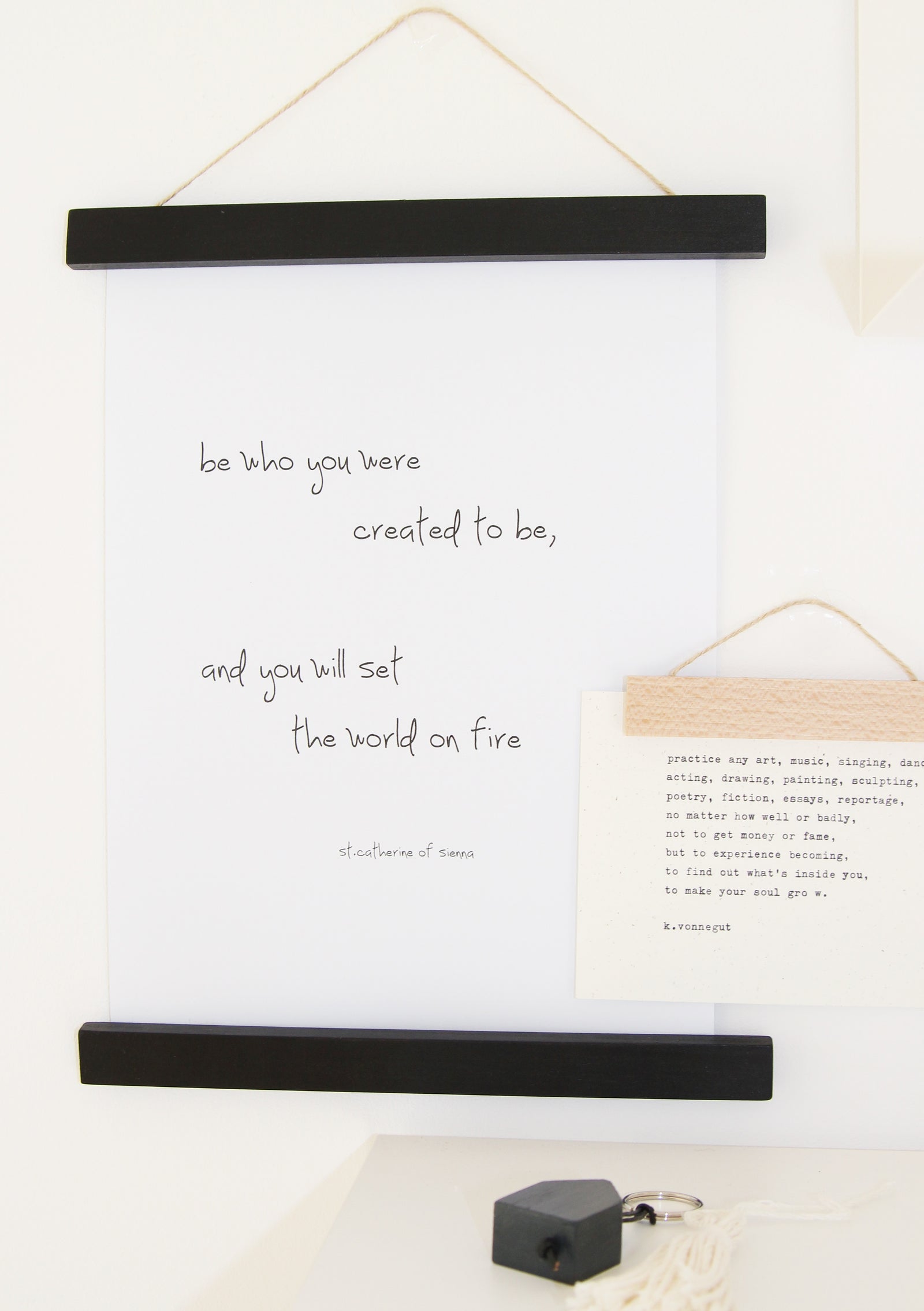 Schwarze Posterleiste von Stadtrandstil mit einem selbstgedrucktem Poster