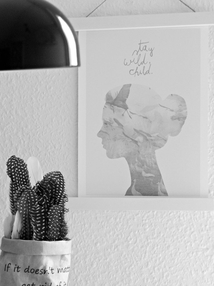 Schwarze Posterleiste von Stadtrandstil mit einem selbstgedrucktem Poster