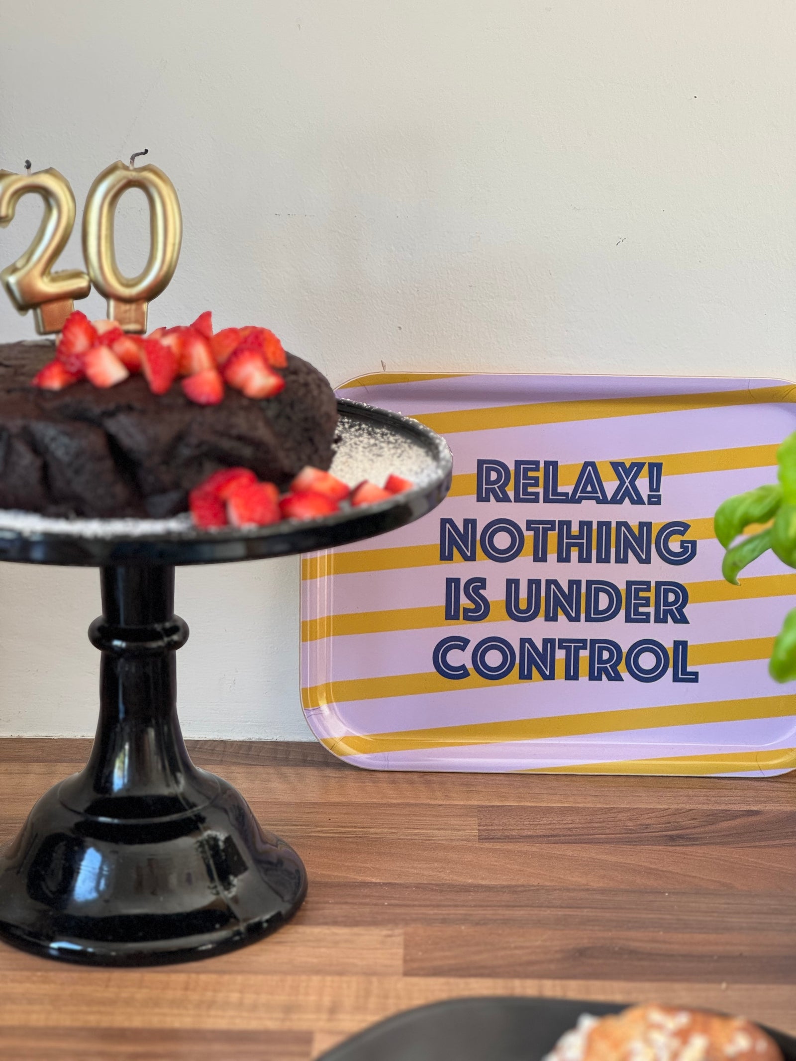 Geburtstagskuchen vor tablett mit der aufschrift relax