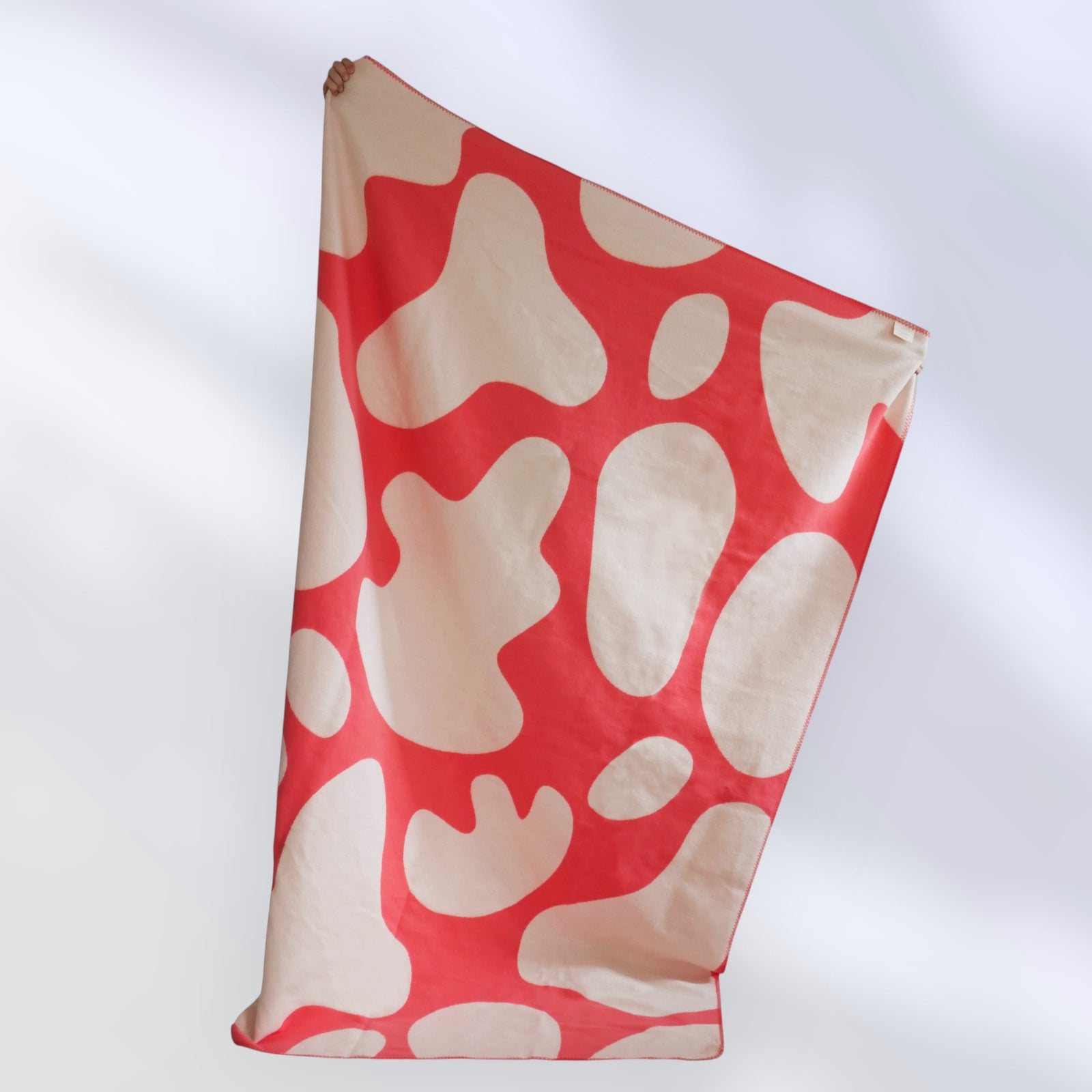 Sofadecke mit organischem Muster in kralle und naturweiß