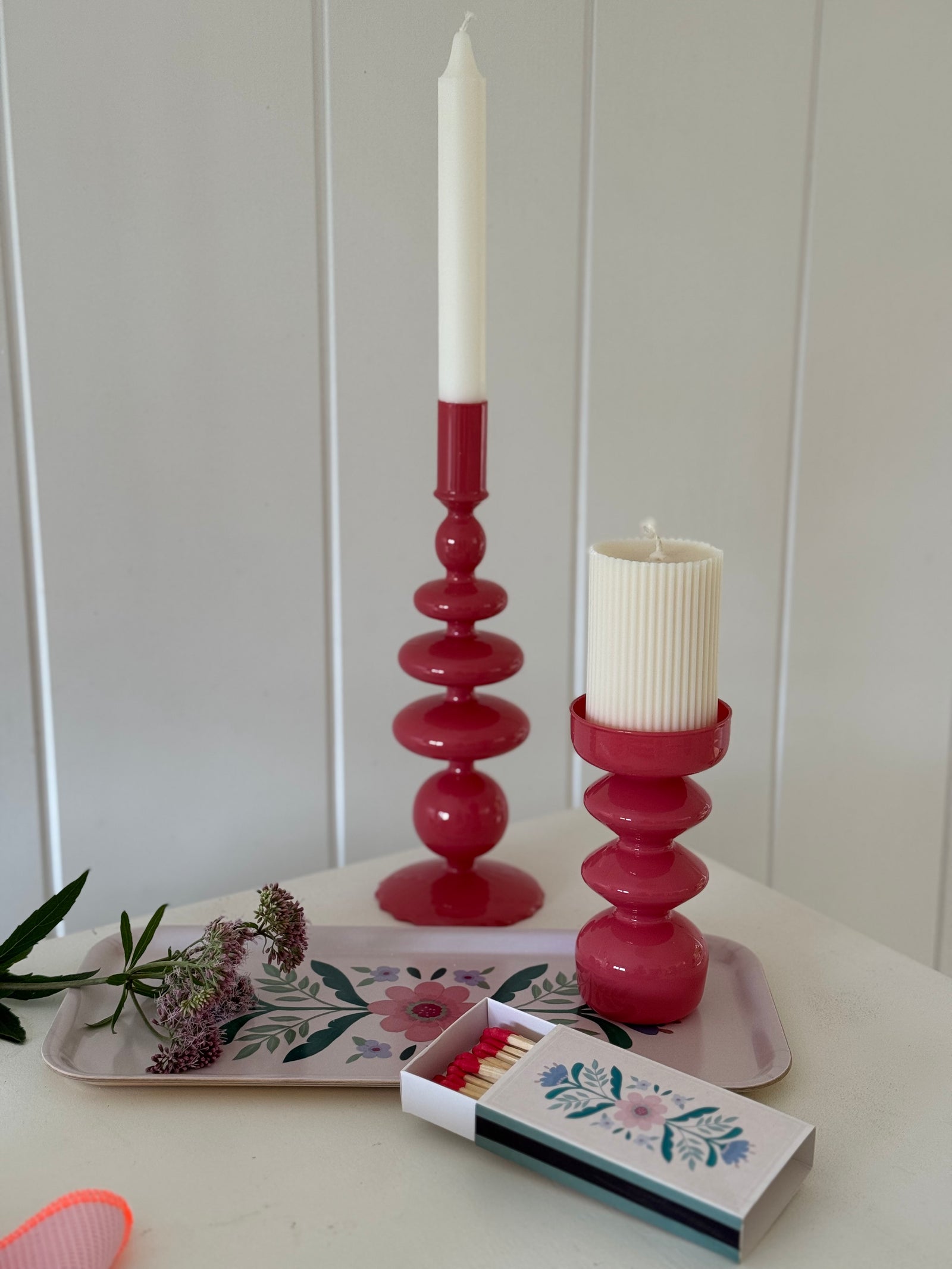 rote glaskerzenhalter von vivi au schmalem blumentablett 