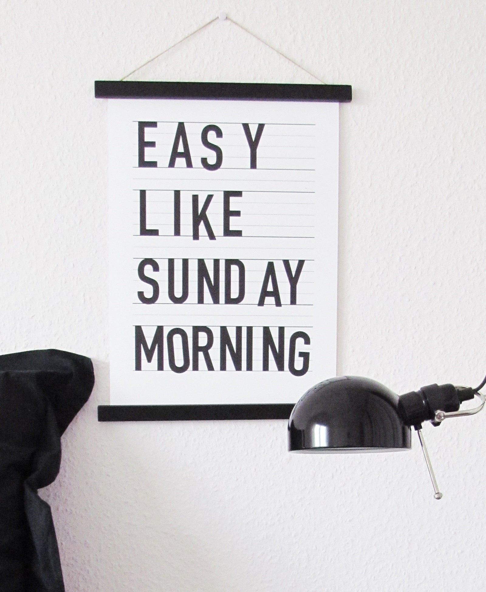 Dekorations Inspiration: schwarze Posterleisten mit Typografie Poster in schwarz-weiß und hinter schwarzem Lampenschirm