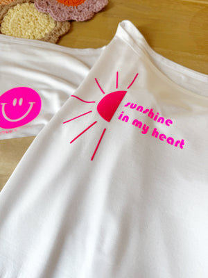 detailaufnahme von zwei pinken Plotterdrucken auf weißen shirts