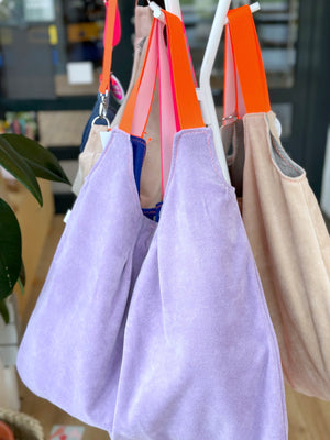 fliederfarbenerr Shopper aus Nicky mit orangenem Neon Riemen