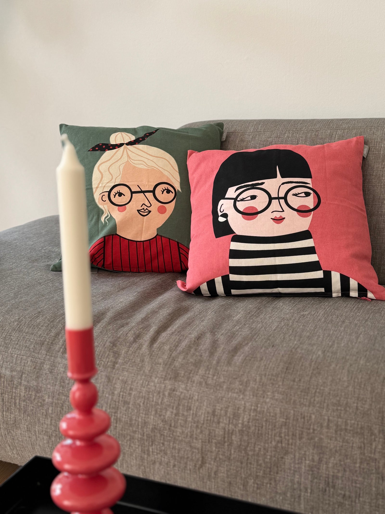 bodil und vera kissen von spira auf grauer couch