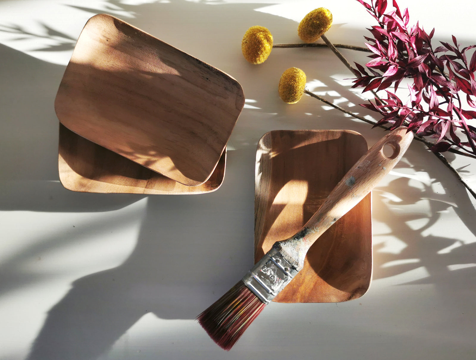 Holzschale von Teilnehmerin gestaltet mit Vogel und Orangen auf Arbeitstisch. Impression Workshop Holzschale