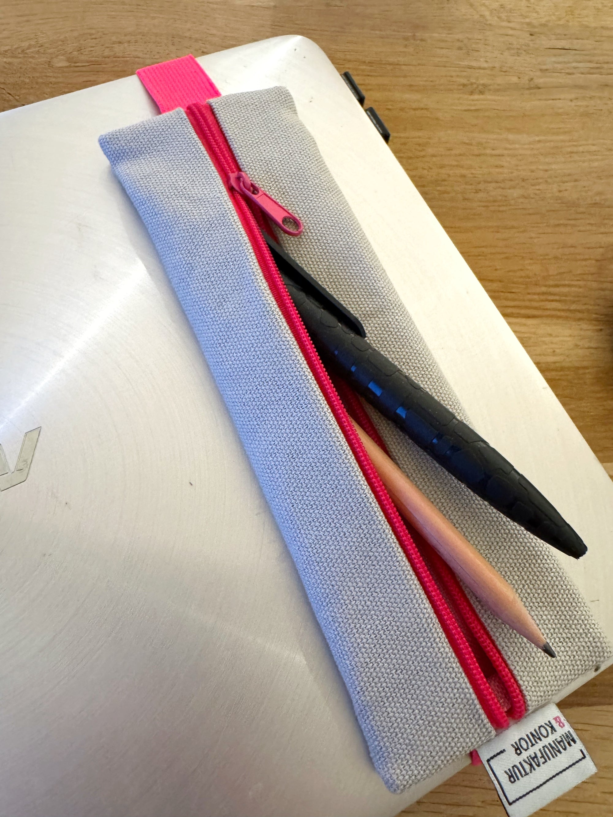 Stiftemaeppchen mit Gummiband an Laptop