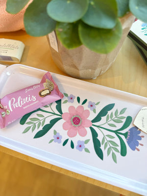 kleines viereckiges tablett mit blumendruck