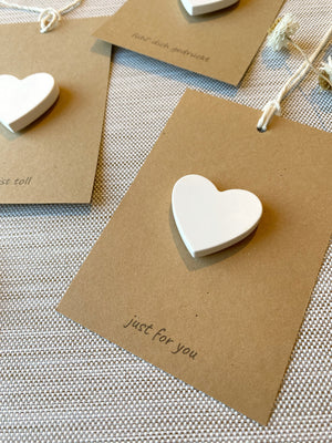 Geschenkanhnger von Stadtrandstil handmade aus Kraftpapier mit einem Herz aus Raysin und dem Aufdruck "just for you"