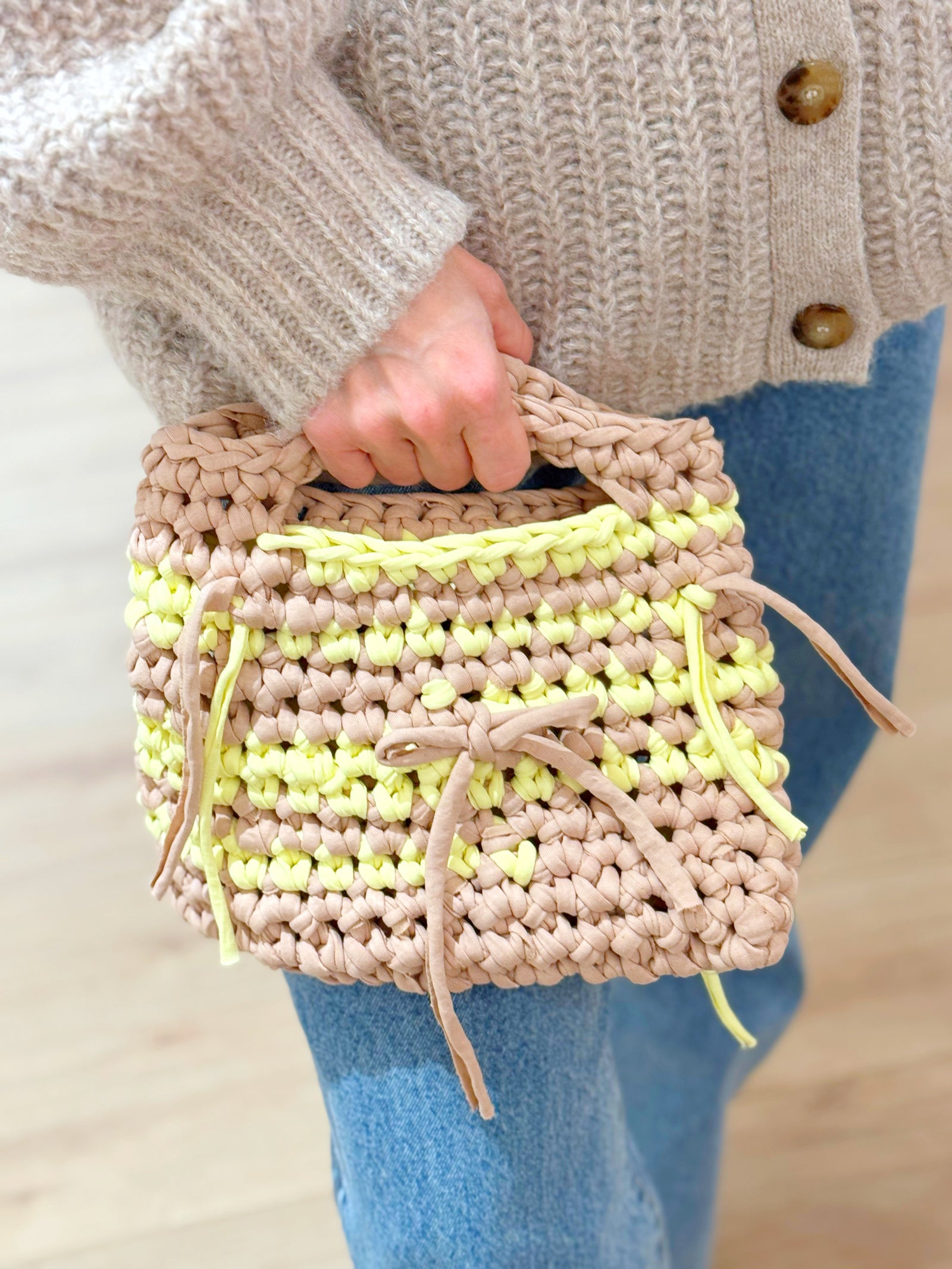 tragefoto: fertge tasche gehäkelt in gelb beige