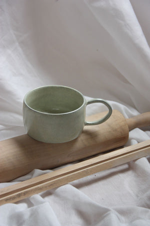 keramik Tasse auf nudelholz