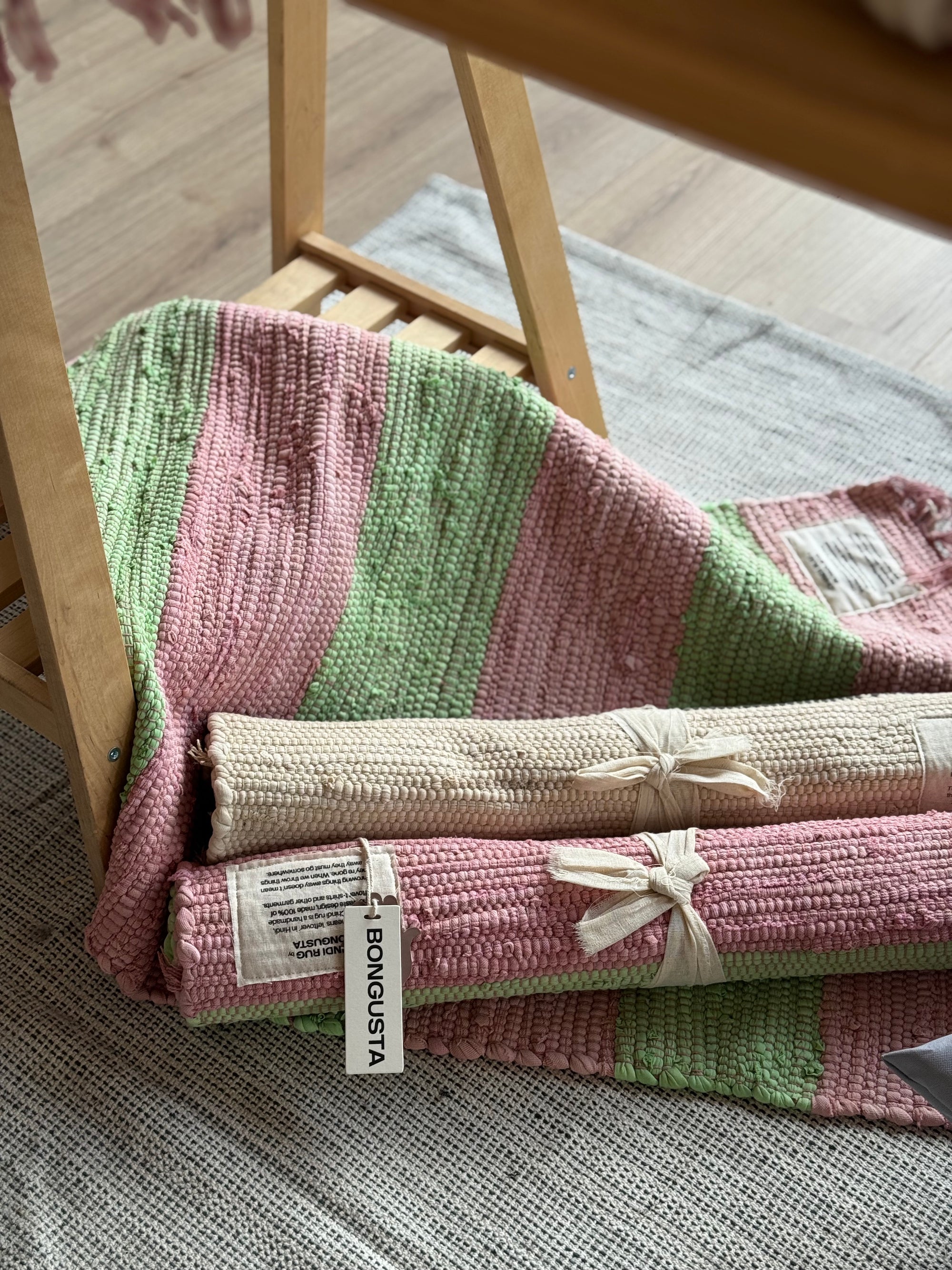 Teppich „chindi“ von bongusta in rosa-grün gestreift bei Stadtrand Stil 