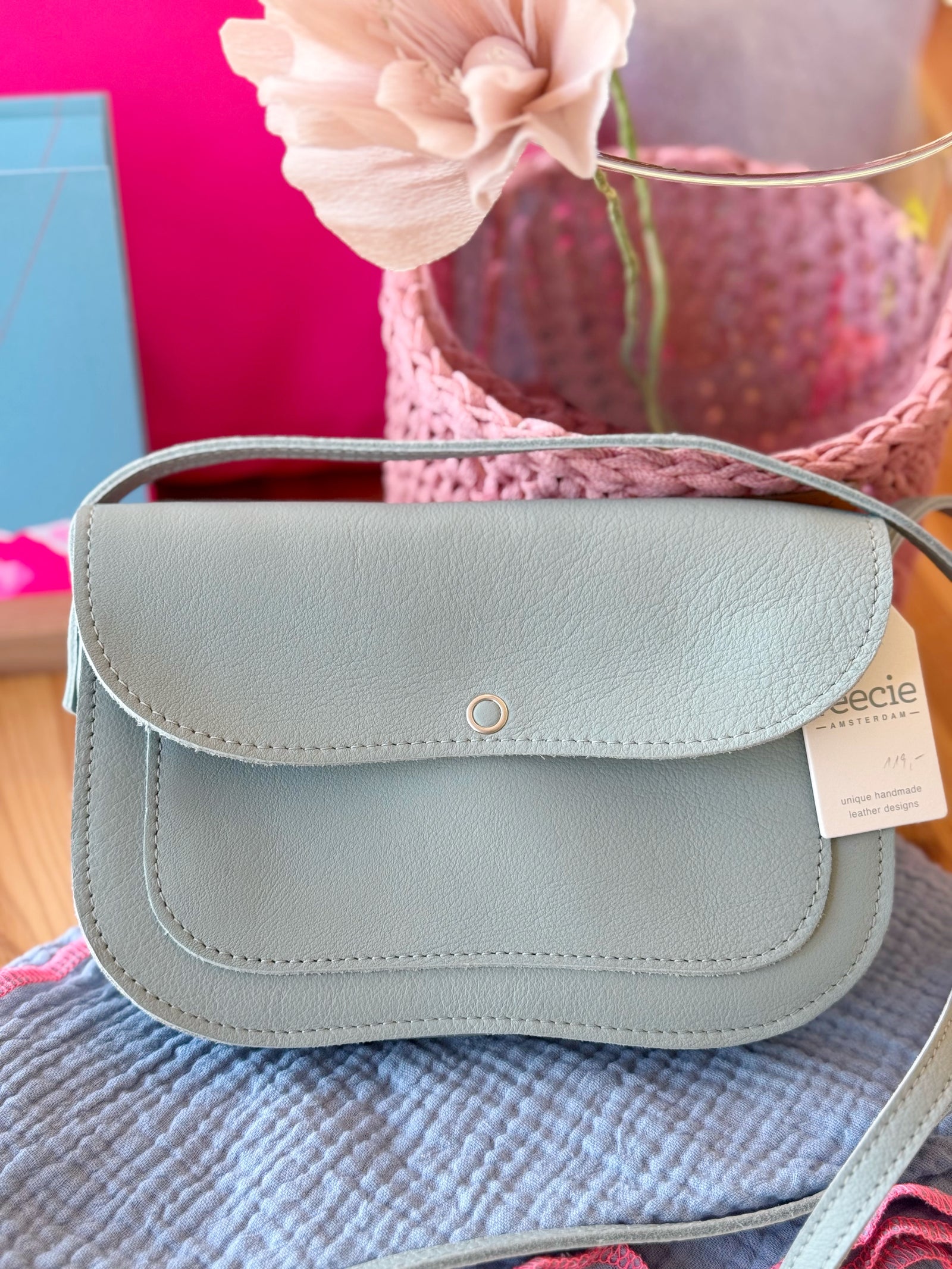 hellblaue kleine ledertasche von keecie