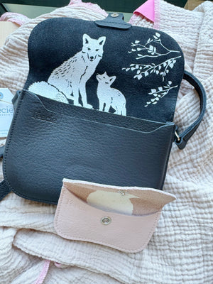 schwarze umhängetasche mit fuchs siebdruck davor rosa mini me portemonnaie
