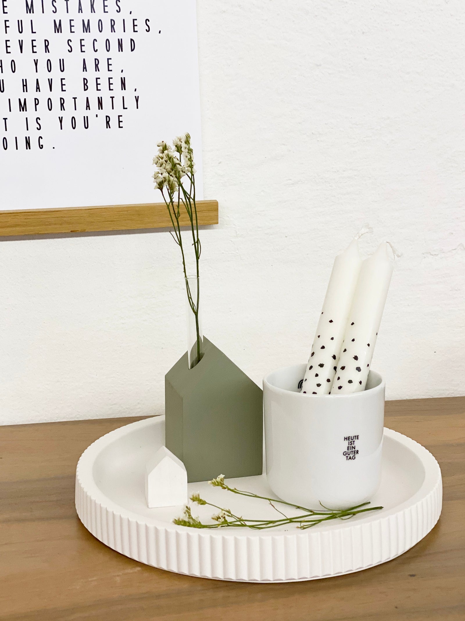 Natürliches Arrangement mit einem handbemaltem Blumenhaus in oliv, einem farblich passendem Minihaus, sowie einer weißen Schale mit Pflanzen, einem marmorierten Tablett und einer Vase