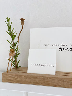 Detailansicht des großen Fotohalters von Stadtrandstil mit zwei Karten und Bohrungen für drei Trockenblumen