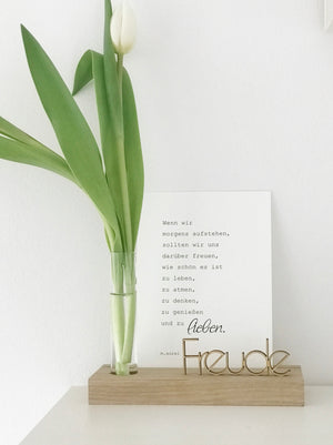 Kartenhalter "flowers mit einem Reagenzglas, in dem eine Tulpe steht, eine Postkarte mit einem Zitat und einem kleinen, gelasertem Schriftzug "Freude"