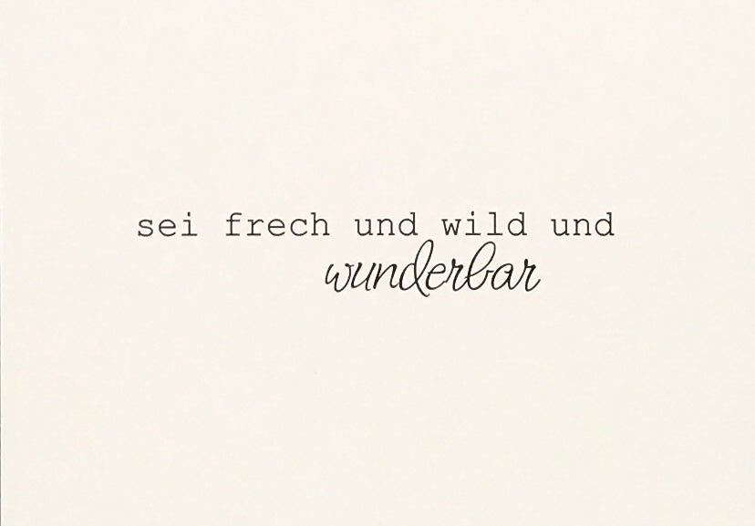 Postkarte "wild frech wunderbar" von Stadtrandstil handmade im mini kartenhalter aus Eiche
