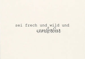 Minimalistische Typografie Postkarte mit dem Spruch "sei frech und wild und wunderbar"