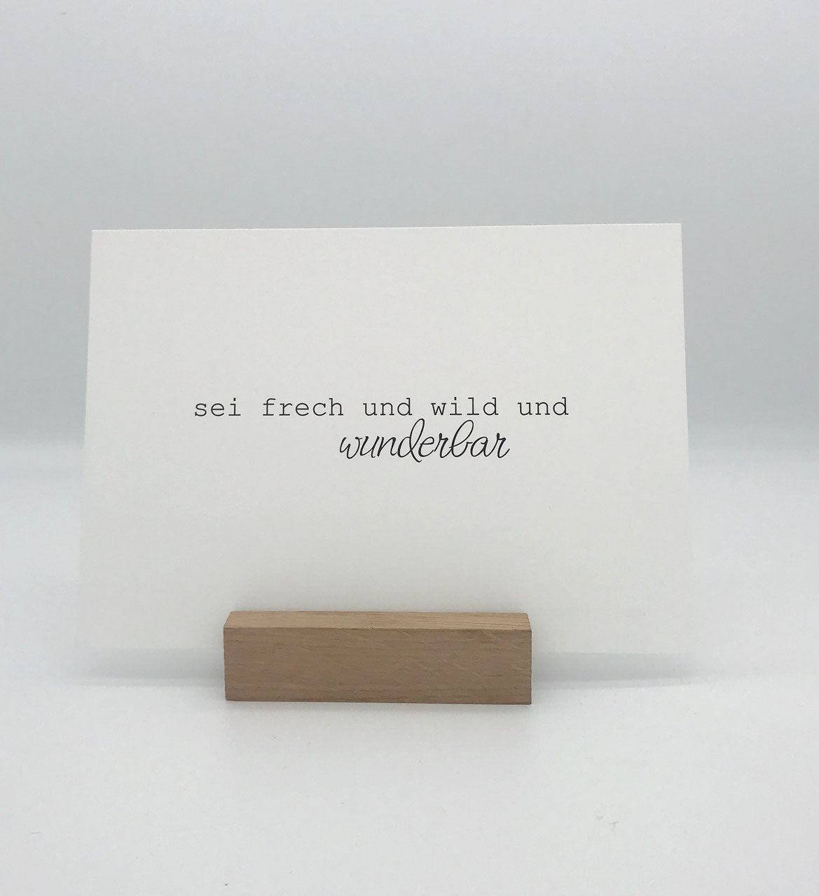 Postkarte "wild frech wunderbar" von Stadtrandstil handmade im mini kartenhalter aus Eiche