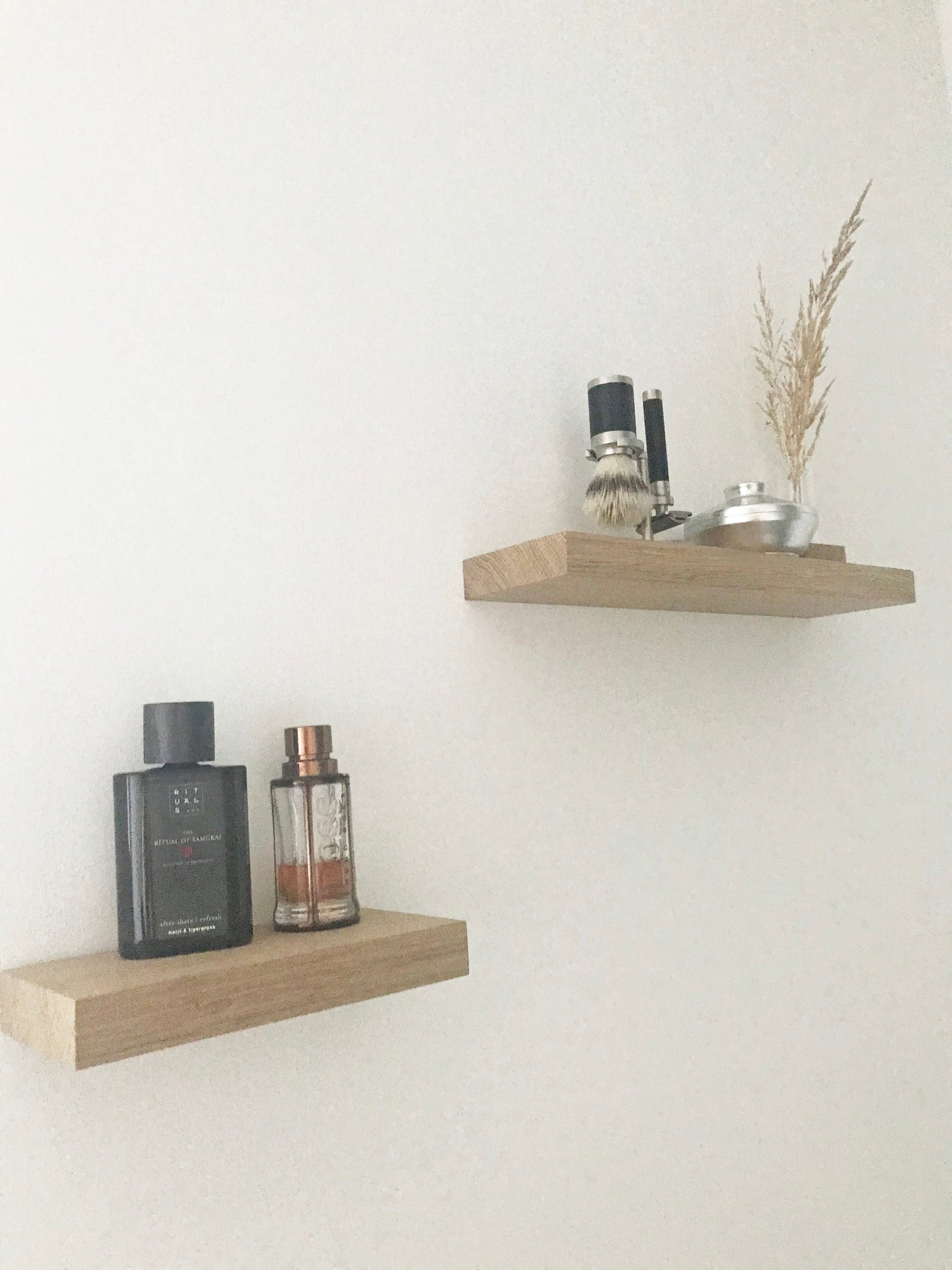 Regalbord aus Eiche, natürliche Dekoration im Bad mit Rasierpinsel, Rasierer, Seifenschale und Minivase mit getrocknetem Gras