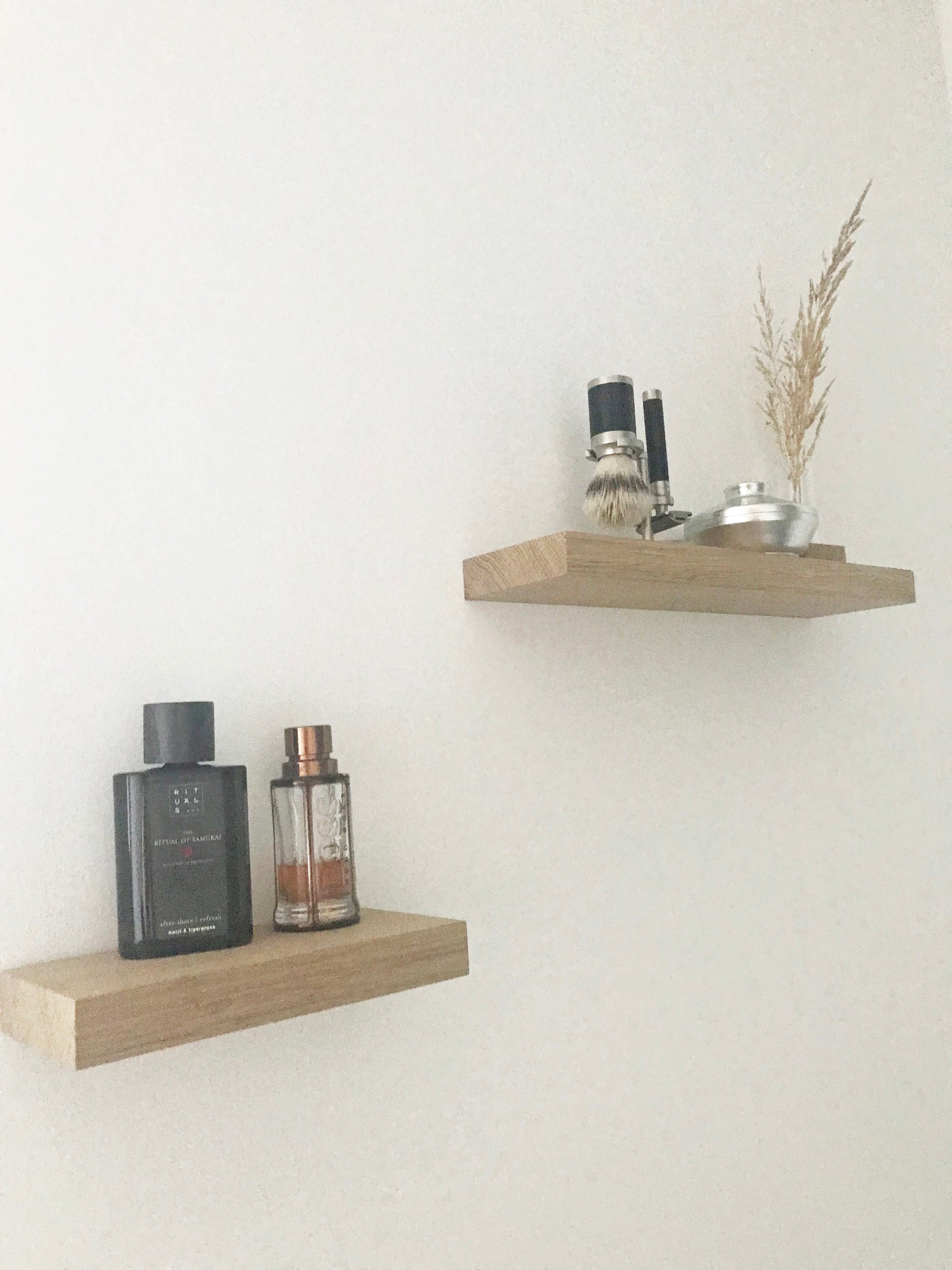 Regalbord aus Eiche, natürliche Dekoration im Bad mit Rasierpinsel, Rasierer, Seifenschale und Minivase mit getrocknetem Gras