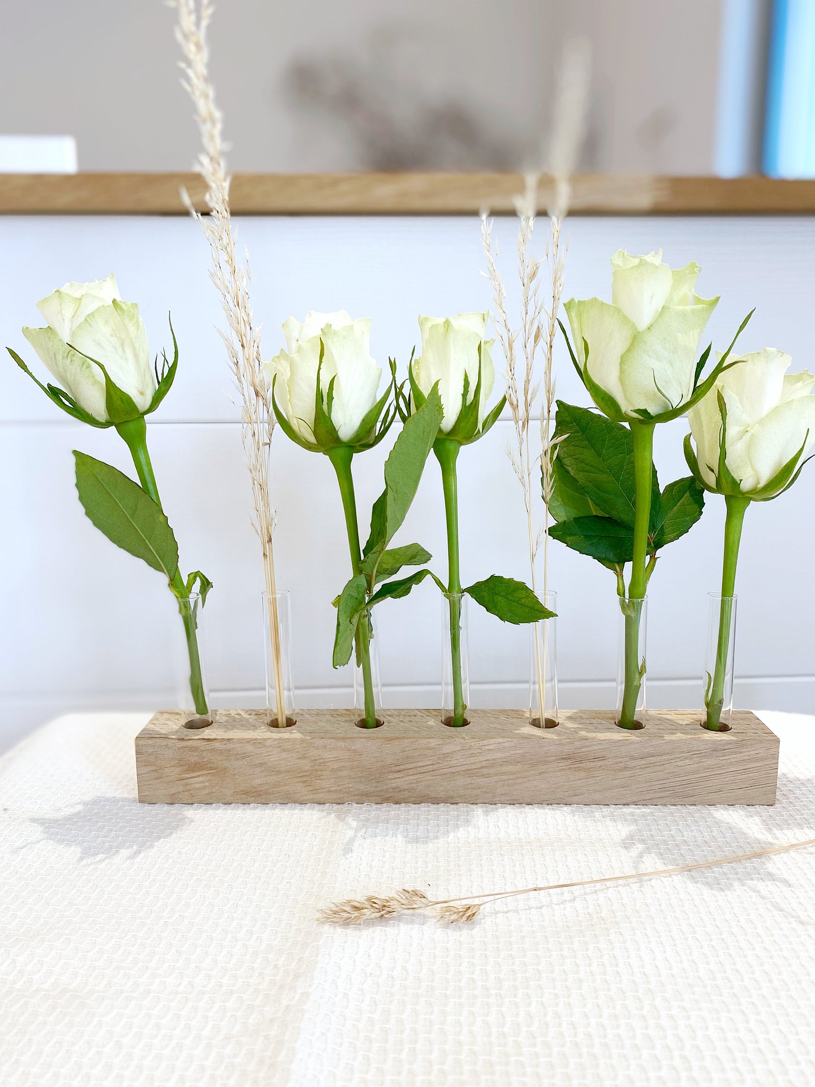 Trockenblumendisplay aus Eichenholz, dekoriert mit unterschiedlichen Trockenblumen, sehr natürliche Dekoration