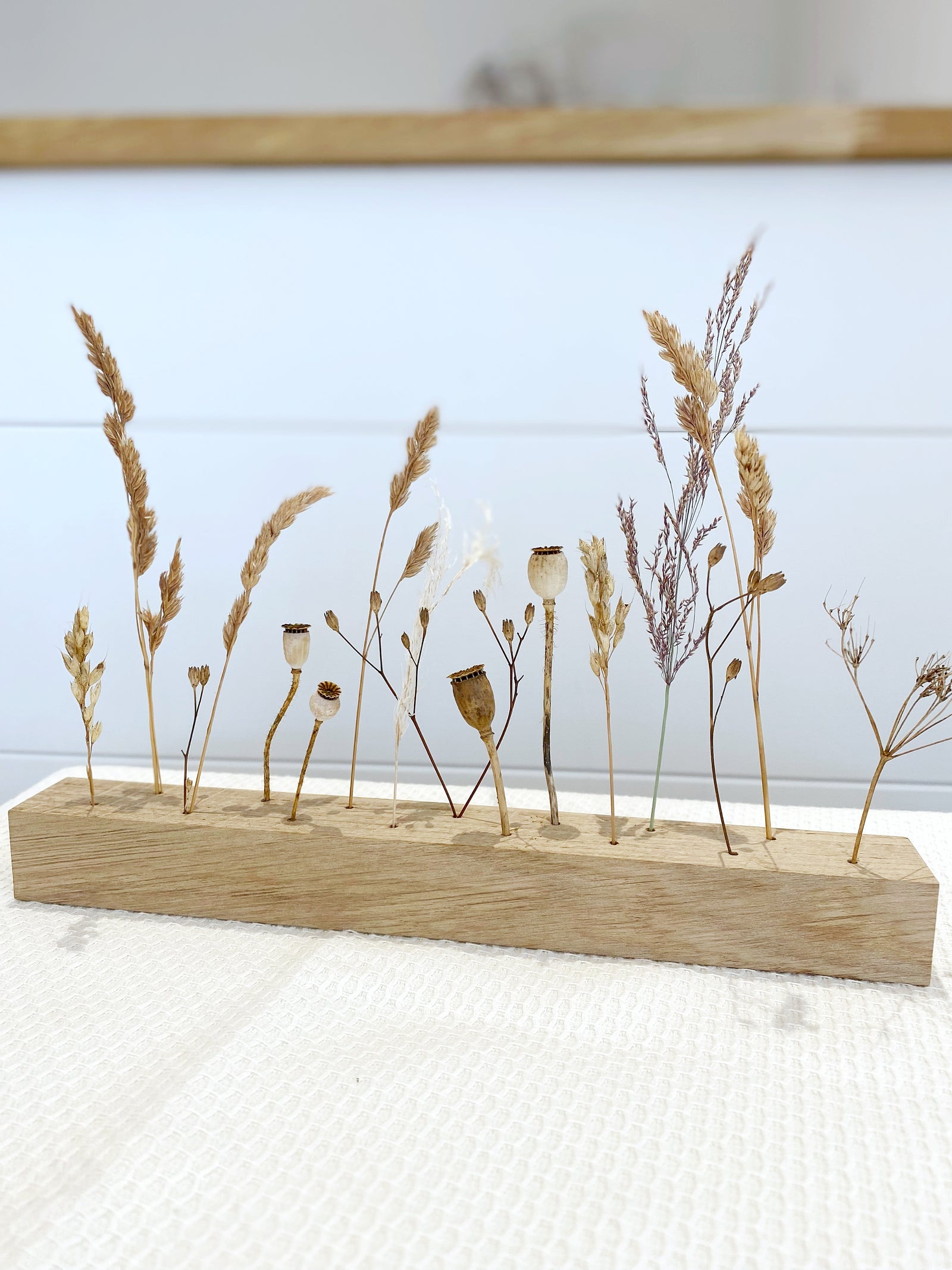 Trockenblumendisplay aus Eichenholz, dekoriert mit unterschiedlichen Trockenblumen, sehr natürliche Dekoration