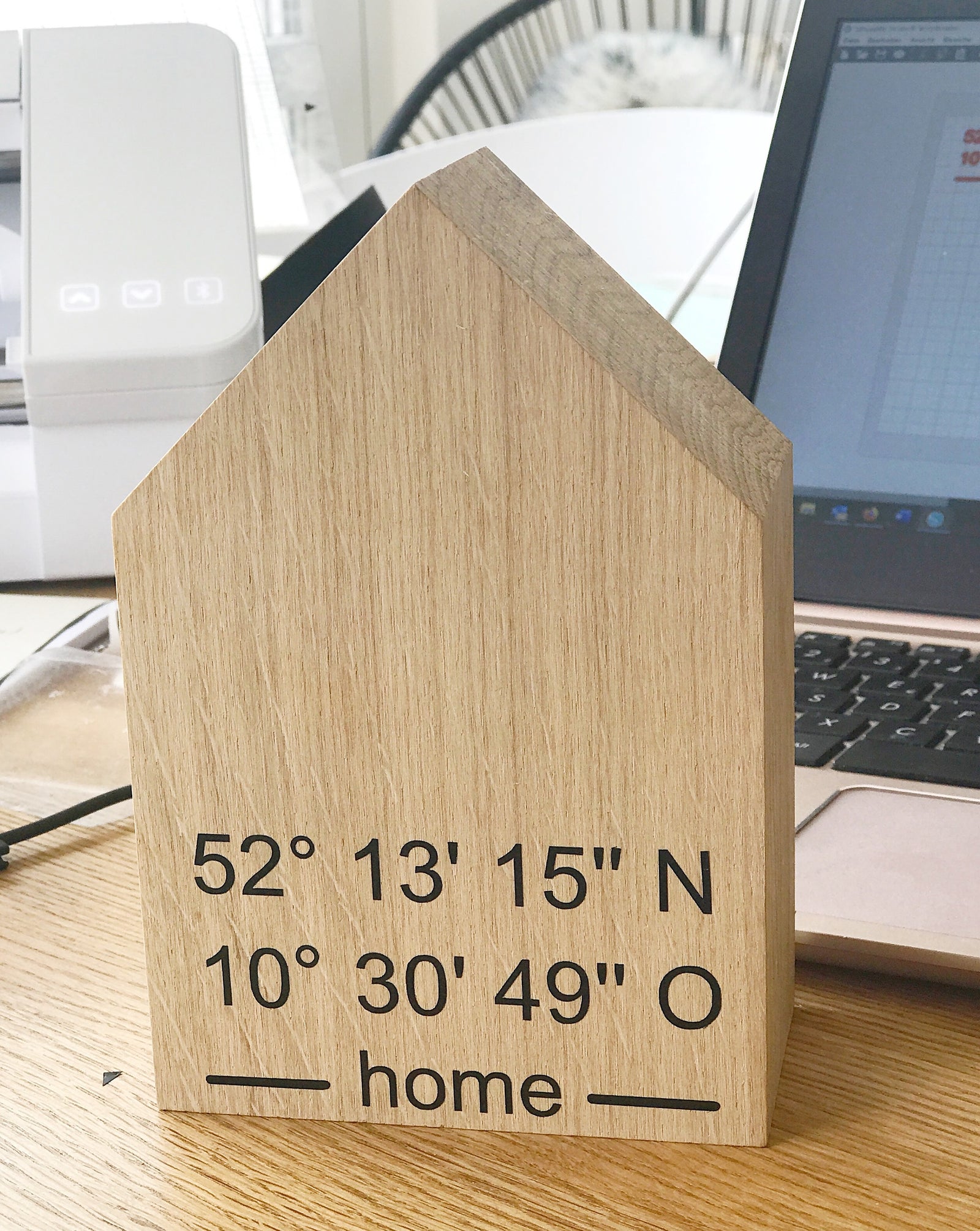 besispiel für ein Dekohaus von Stadtrandstil handmade, individuell mit Koordinaten und dem Wort "home" bedruckt