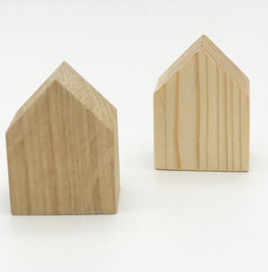 Freistellerfoto: zwei Mini Häuser aus naturbelassenem Holz