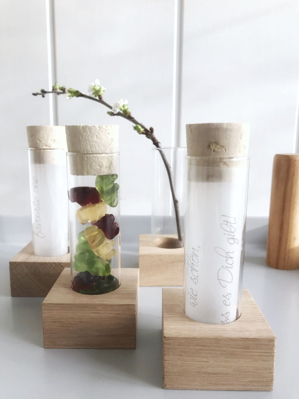 Inspiration : kleiner Fotohalter mit einer Karte "Glücksmomente", einer Vase und einem Reagenzglas mit einem eingelegten Transparentpapier "wie schön, dass es dich gibt".