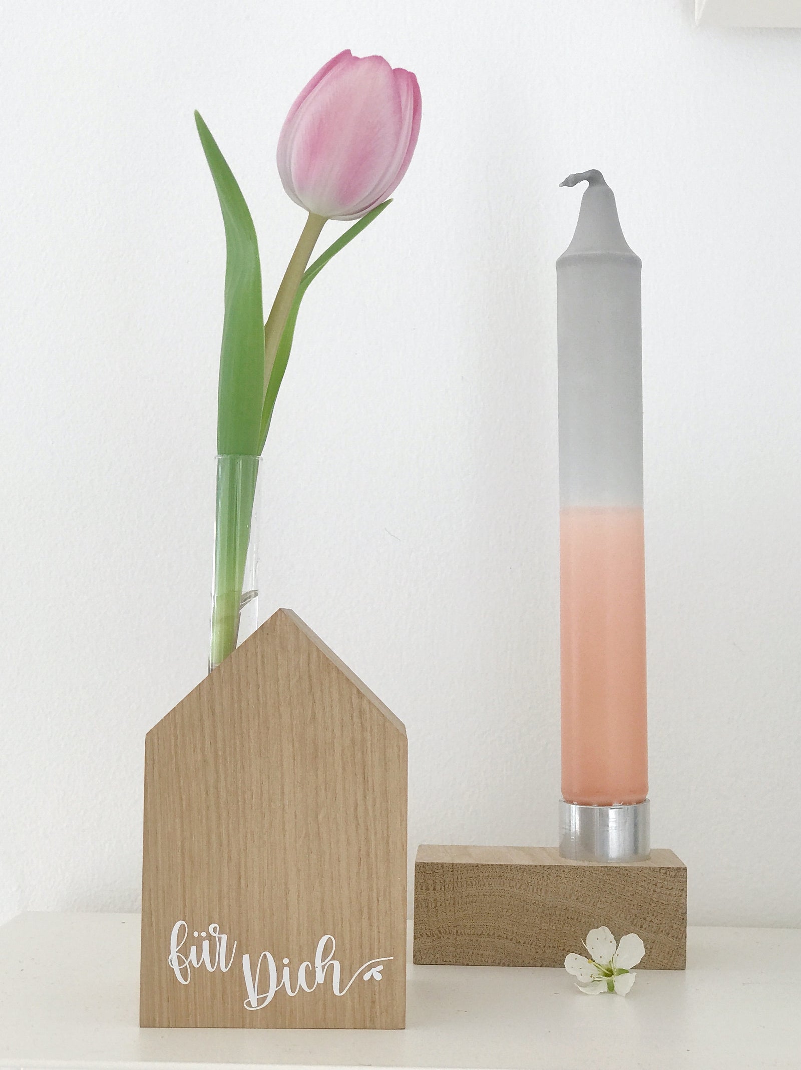 Kleiner, minimalistischer Kerzenhalter aus Eiche mit DipDye Kerze in lachs und grau. Davor ein gelaserter Schriftzug "Danke" und einer einzelnen, weißen Blüte