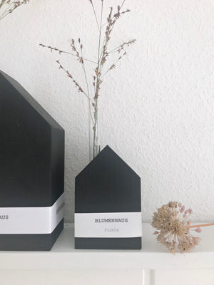 Kleines Blumenhaus im mattem schwarz gestrchen mit Reagenzglas und zarten Trockengräsern dekoriert. Für minimalistische Dekoration.