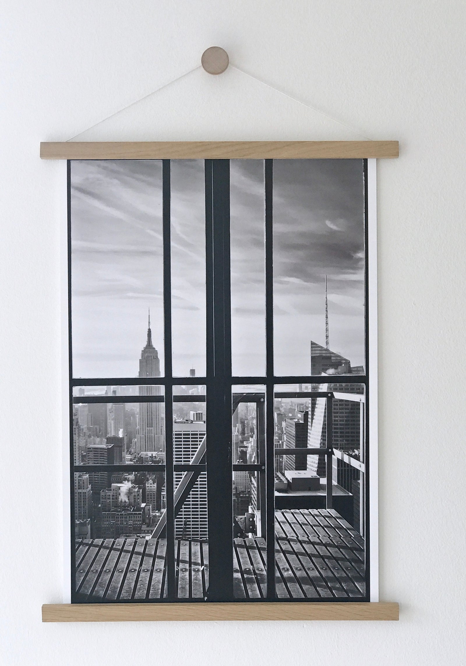 Schwarz-weißes Architektur Poster mit Posterleiste und Halterung/ Pin von Stadtrandstil