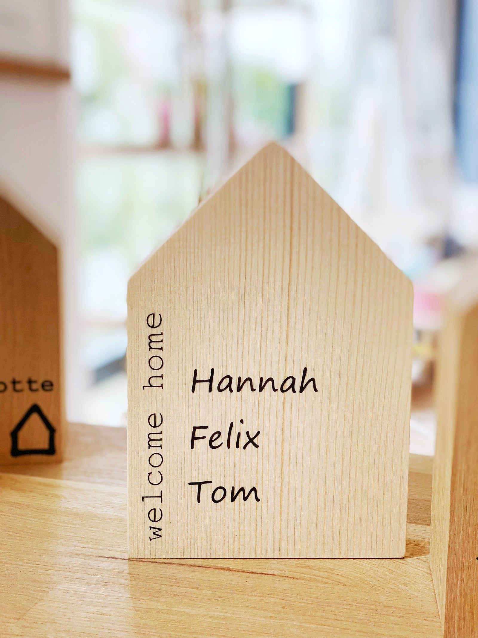 Beispiel für ein Dekohaus von Stadtrandstil handmade individuell mit drei untereinanderstehenden Namen und den Worten "welcome home" auf der linken Seite (hochkant) 