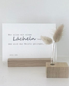 Text Postkarte "lächeln" von Stadtrandstil handmade in Kartenhalter mit Minivase. beides aus EIche