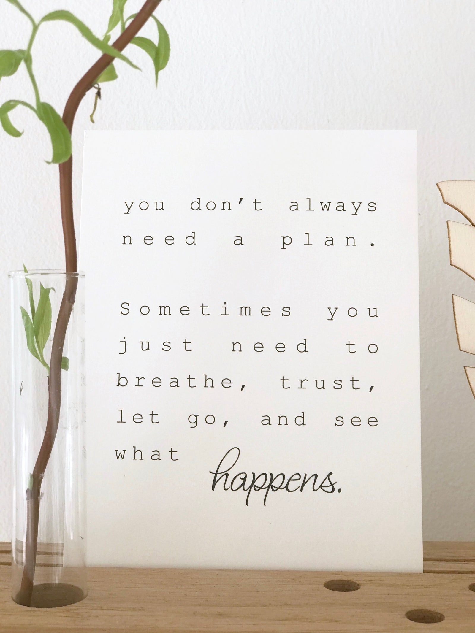 Postkarte mit einem englischen Text, dekoriert mit einer Glasvase und einem Weidenzweig